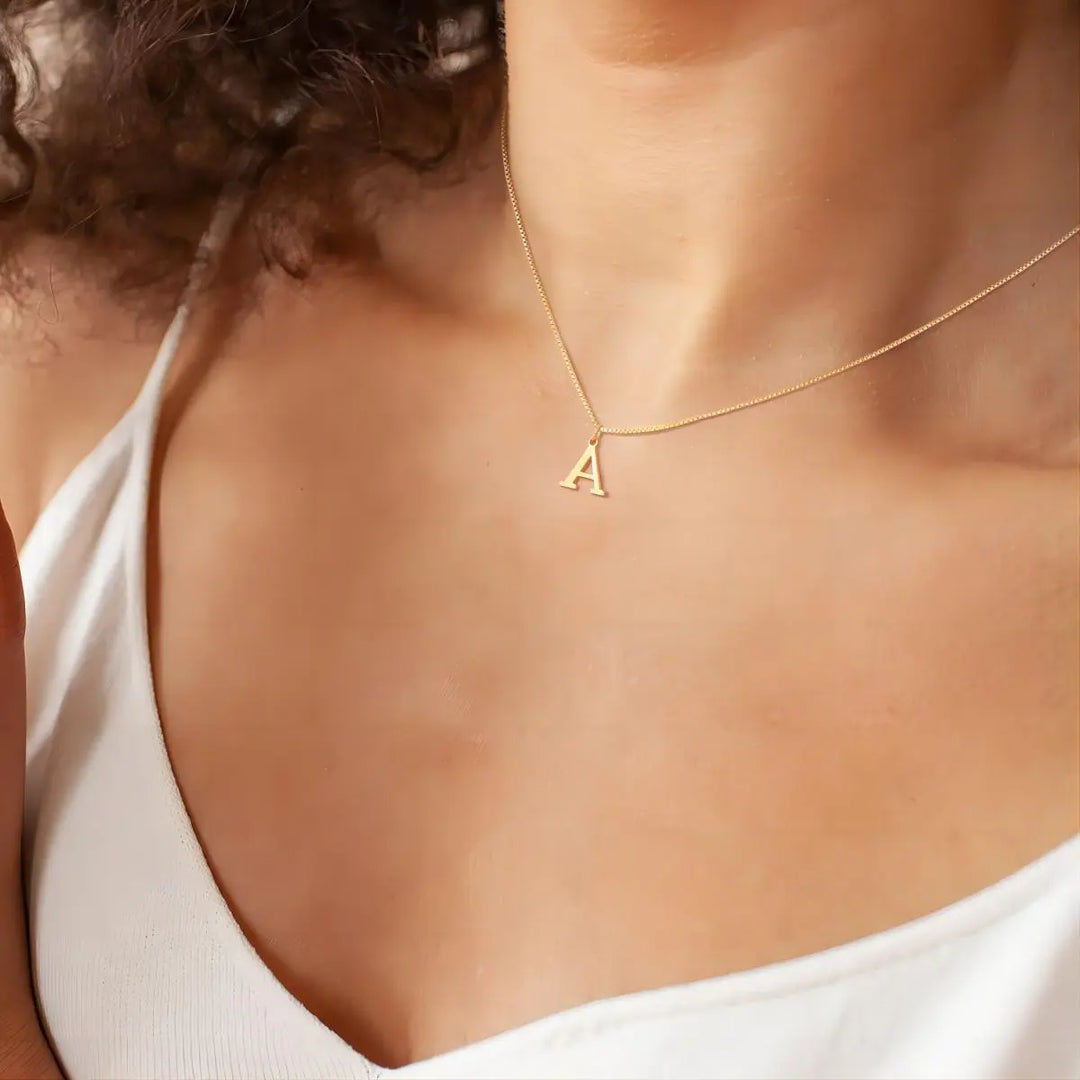 Jamie | Initials Necklace in 18K Gold.